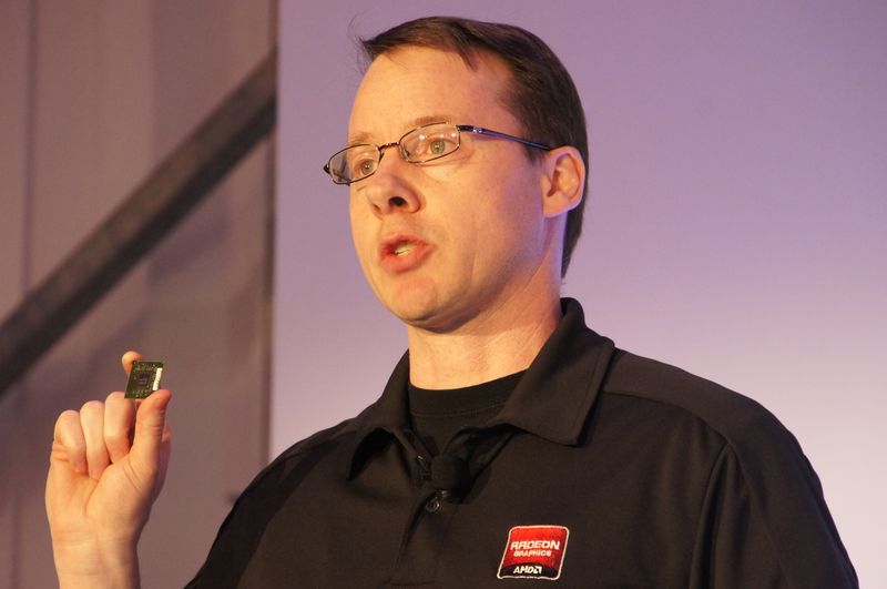 AMD 부사장 겸 그래픽 본부 본부장 매트 스키너 씨.  손에 들고있는 것은 Radeon HD 8000M 시리즈의 칩