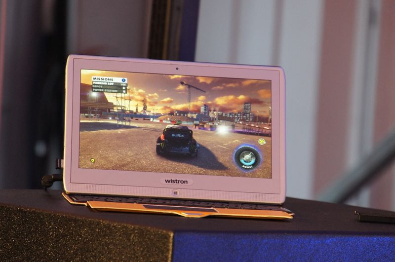 경기 씨가 공개 한 ODM 업체 Wistron가 제조 한 Temash 탑재 태블릿.  커버 키보드 포함.  태블릿에서 DiRT3 것으로 보인다 게임이 움직이고 있었다