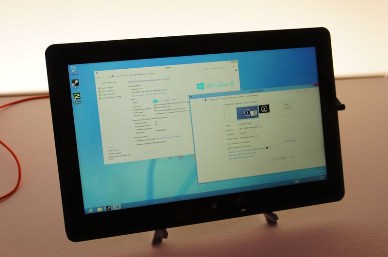 전시 된 Temash 탑재 태블릿 (AMD 레퍼런스 디자인).  풀 HD 해상도를 가지면서, 10mm와 박형을 실현.  실제로 만져 보았지만 뜨거운 느낌도 없었다
