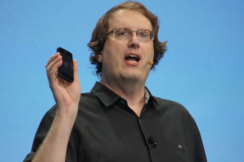 Intel 부사장 겸 모바일 커뮤니케이션 사업 본부 본부장 마이크 벨 씨.  손에 들고있는 것은 Atom Z2420 탑재 스마트 폰