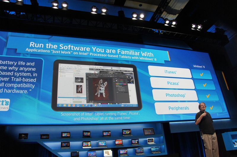 Clover Trail에서는 이른바 Metro Apps뿐만 아니라 Windows 데스크톱 응용 프로그램도 사용할 수 있다고 어필