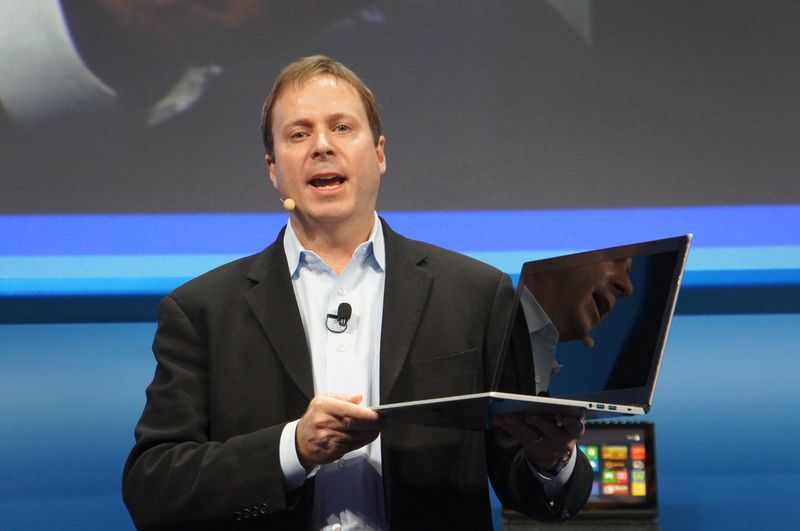 NEC의 LaVie X를 15 인치 탑재 Ultrabook로 소개하고 기존의 15 인치 탑재 노트북 PC에 비해 보였다