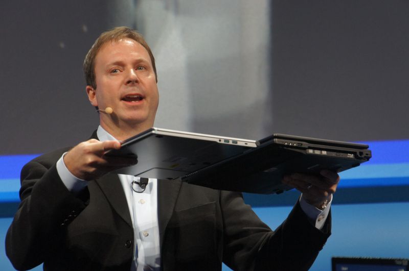 NEC의 LaVie X를 15 인치 탑재 Ultrabook로 소개하고 기존의 15 인치 탑재 노트북 PC에 비해 보였다