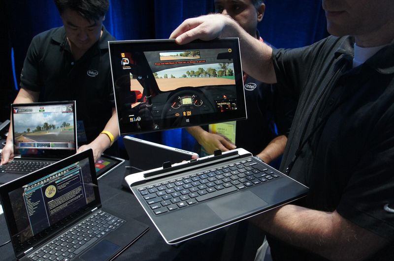 이렇게 분리하여 사용할 수있다.  태블릿 부는 850g에 두께는 10mm, Core i5 클래스의 Haswell를 탑재 태블릿 단체로 10 시간, 독에 붙인 경우에는 13 시간의 배터리 구동 가능.  Windows 8 Connected Standby 기능에도 대응하고있다.