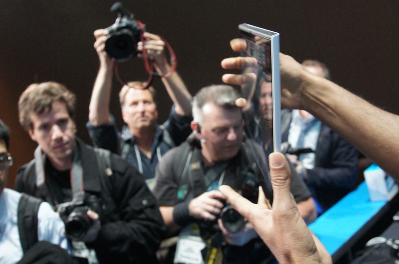 옆에서 보면, PC로 구성 요소가 들어 있다고는 생각되지 않을 정도 얇아지고있다