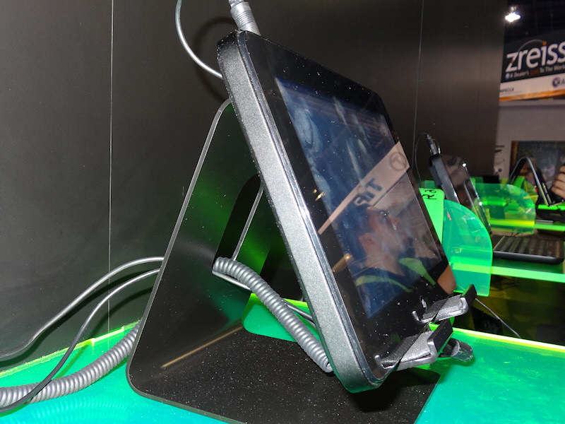 측면.  작금의 Atom 탑재 기나 Android 타블렛과 비교하면 두껍지 만, 게임 용도로는 합격점이라고 나 할까