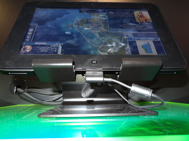 밑면에는 도킹 포트