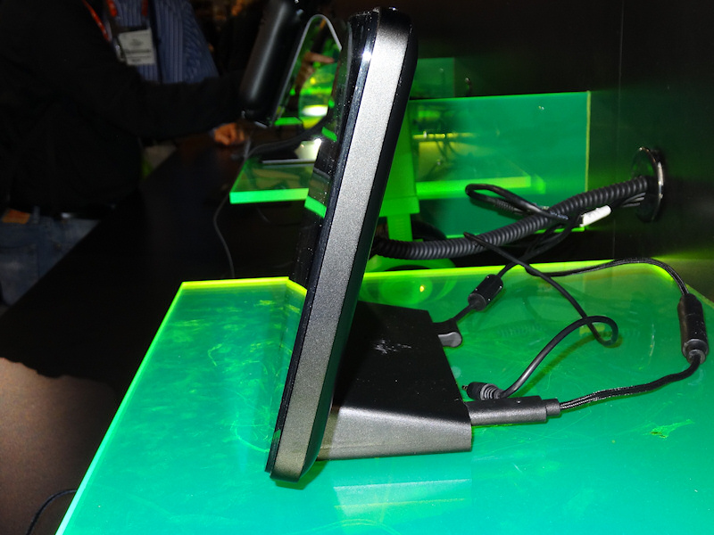 도킹 스테이션에는 HDMI 출력도