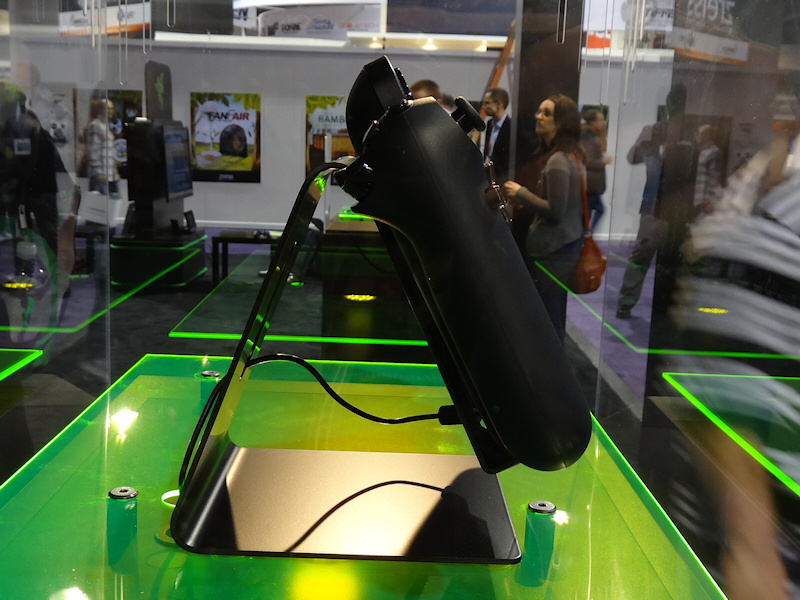 컨트롤러는 검지와 중지 부분에 단추가