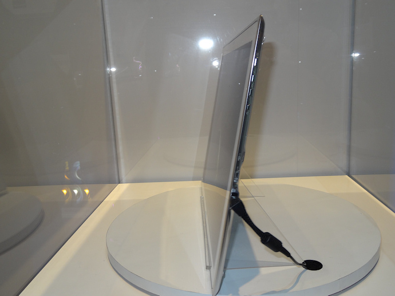 측면.  두께는 불과 10.8mm