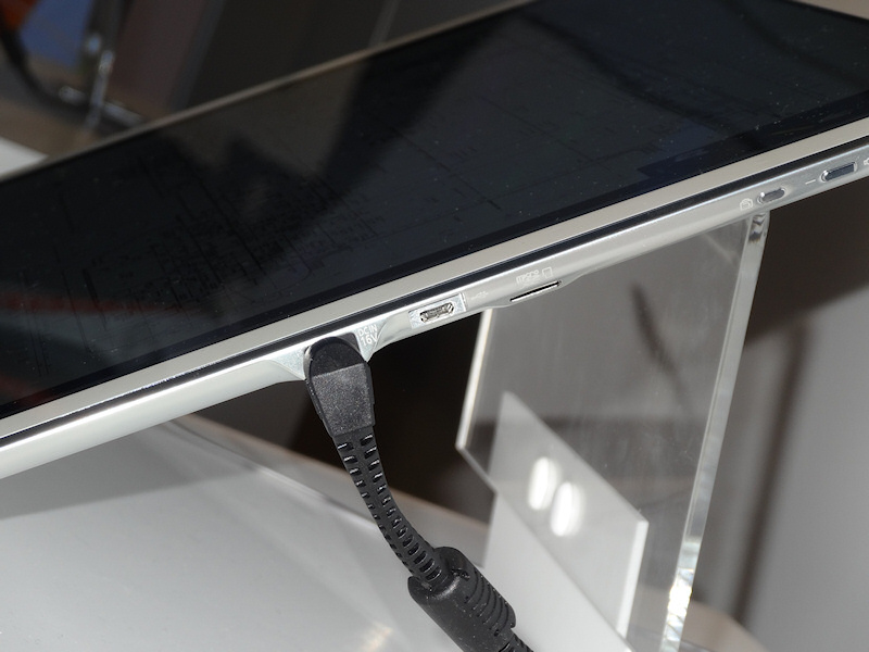 우측면에는 USB 2.0과 microSD 카드 슬롯