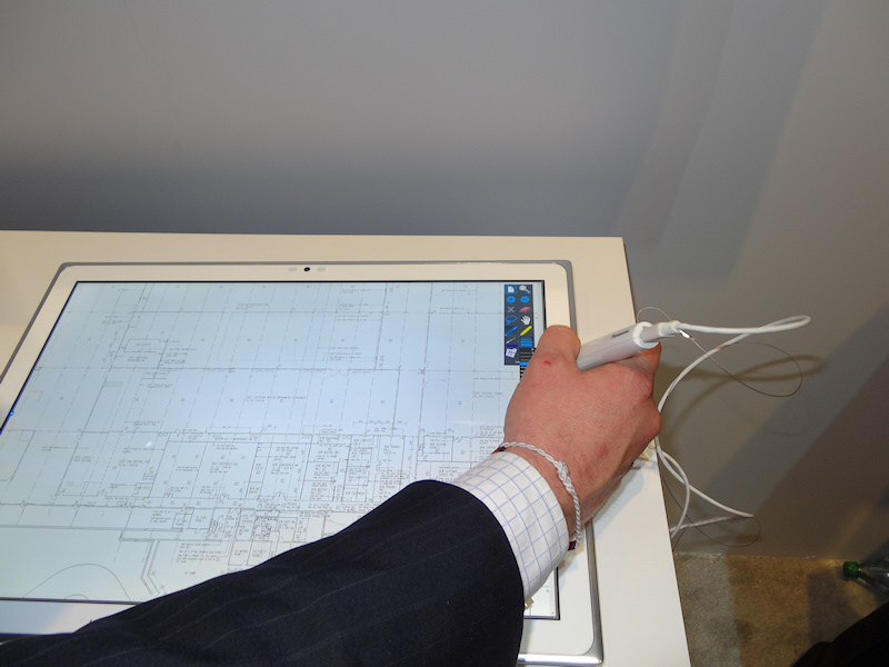 전용 디지타이저 펜에 의한 조작도 가능