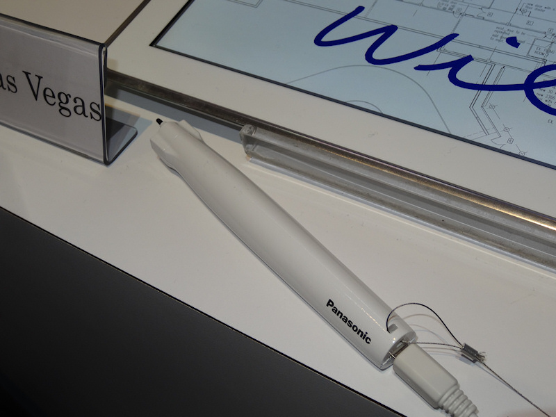 전용 디지타이저 펜에 의한 조작도 가능