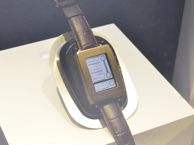 스마트 폰에 들어오는 등의 알림 기능은 물론, 내비게이션 등의 스마트 폰 앱의 화면을 표시하거나 Web 서비스 및 GPS 등을 이용하여 지금 필요한 정보를 자동으로 표시하는 기능이 포함된다.  충전 전용 크래들에 장착 수행