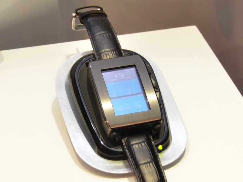 心電計や加速度センサーなどのセンサーを内蔵。心拍数を記録したり、活動量計としての活用も可能。また、センサーを利用した生体認証機能によって、ユーザー以外が利用する場合にスマート関連機能の動作を制限することも可能