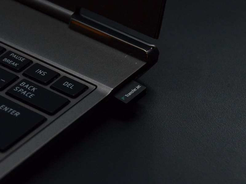 USB 연결 TransferJet 어댑터를 PC에 설치하여 PC에서 TransferJet를 쉽게 사용할 수있게된다