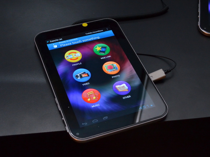 이쪽은 TransferJet 내장 microSDIO를 설치 한 태블릿.  부스에서는 태블릿 PC로 TransferJet에서 사진을 고속으로 전송하는 데모가 행해지고 있었다