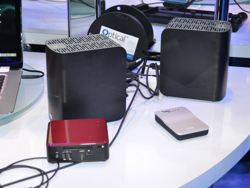 Thunderbolt 코너에서는 Thunderbolt 연결 외장형 스토리지뿐만 아니라 Thunderbolt 단자를 갖춘다 Next Unit of Computing 대응 초소형 PC 베어 본 'DC3217BY 