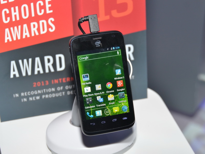 신흥국 전용으로 자리 매김하고있는 Atom Z2420 스마트 폰의 레퍼런스 모델.  Android 4.0 탑재로, 꽤 경쾌한 동작을 확인했다