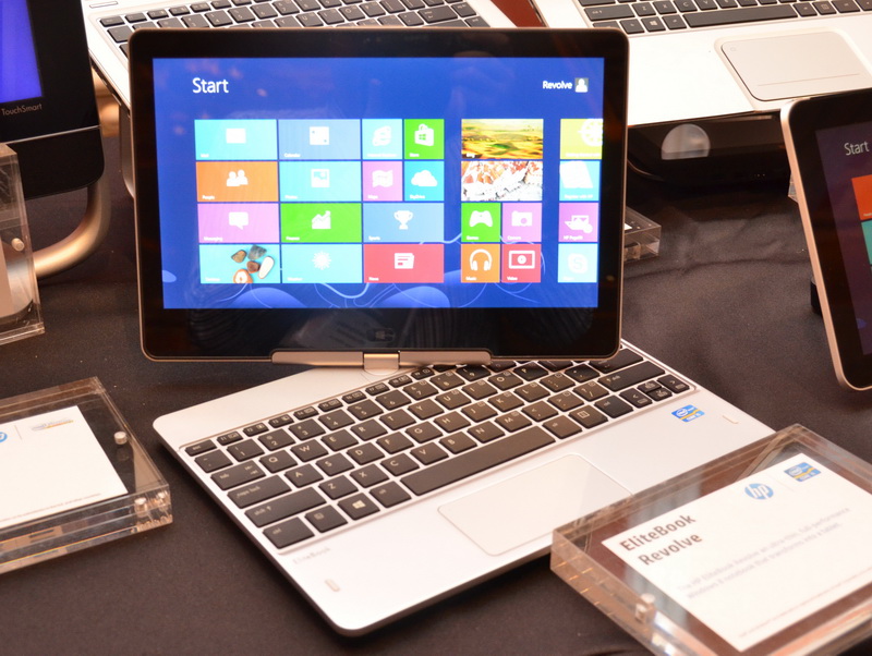 액정 하단 중앙이 수평으로 180도 회전하도록되어 있으며, 조가비 스타일과 태블릿 스타일 모두에 변형 가능