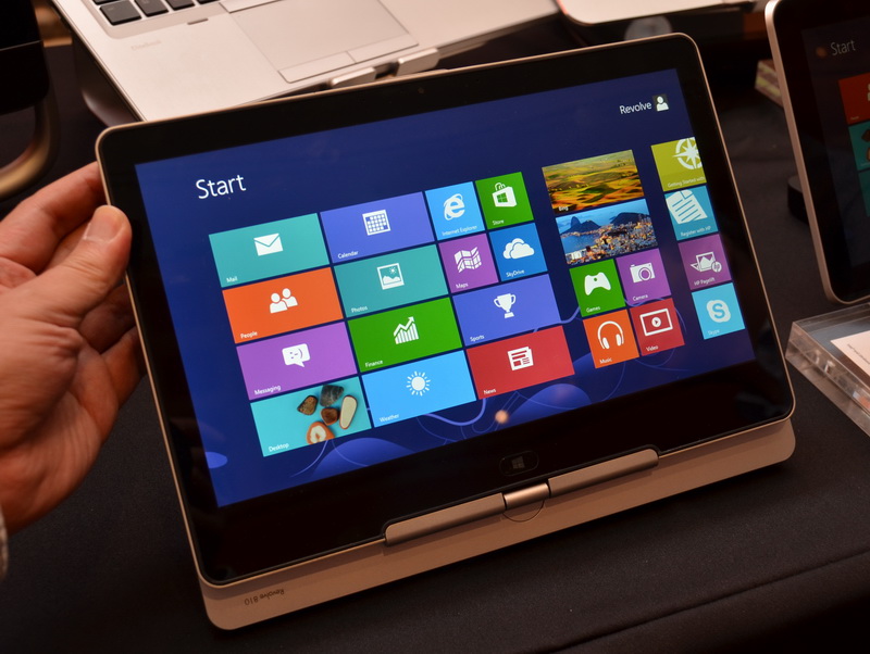 태블릿 스타일로 한 상태.  1,366 × 768 표시 대응 11.6 인치 액정을 탑재