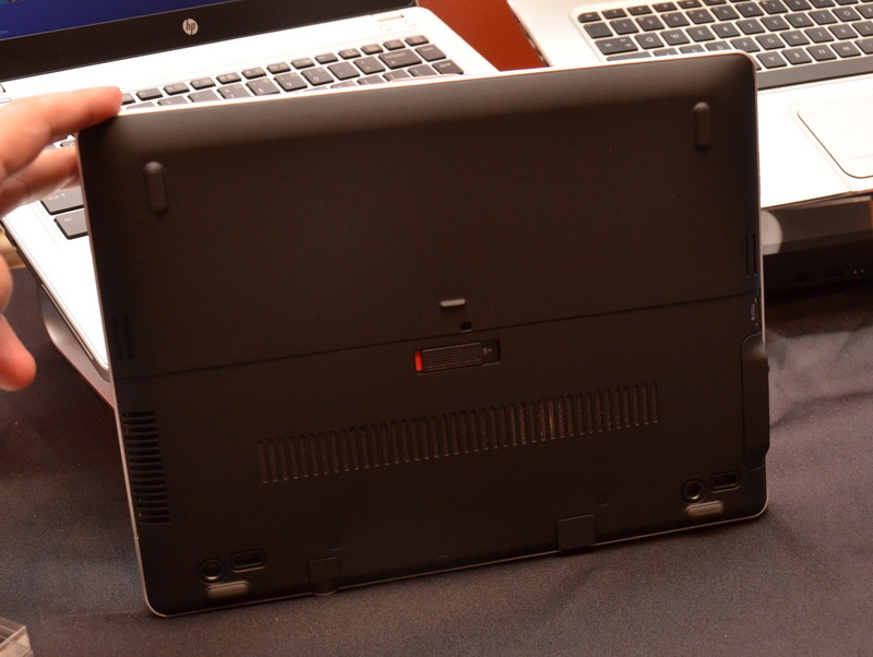 뒷면.  배터리는 착탈식이다