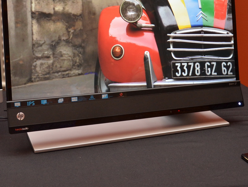 액정 하단에 Beats Audio 브랜드의 고음질 스피커를 탑재