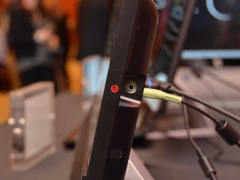 우측면의 헤드폰 출력도 Beats Audio의 로고가 적혀있다