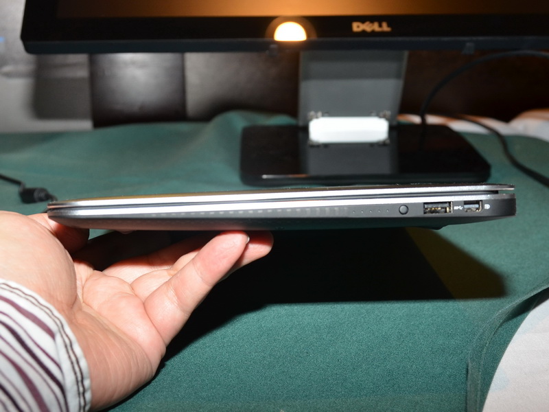 우측면.  좌우에는 USB 3.0 포트와 Mini DisplayPort를 제공