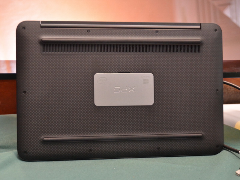 바닥.  XPS 엠블럼도 기존 유사한.  바닥은 카본 소재를 채용