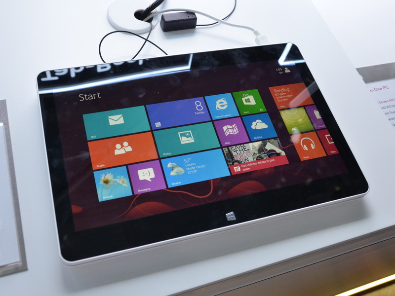 액정을 닫은 상태에서는 키보드가 완전히 숨기고 태블릿으로 이용할 수있다.  액정은 1,366 × 768 해상도의 11.6 형 IPS 액정이다