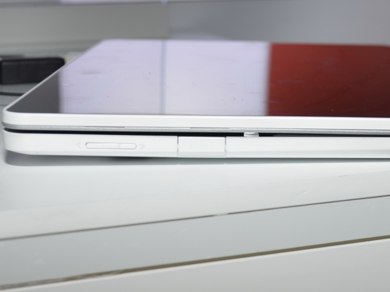 본체 좌측면의 버튼을 누르면 스프링에서 액정 부분이 자동으로 열