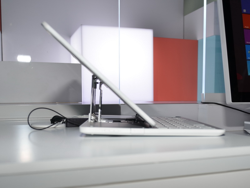 액정을 열고 옆에서 본 상태