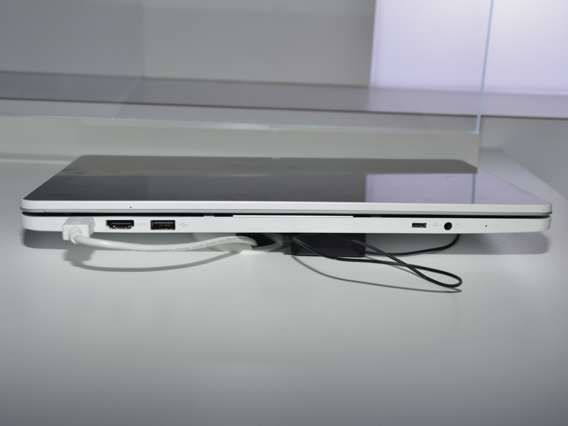 후부 측면.  표준 크기의 HDMI 출력 및 USB 2.0 포트와, Micro USB 포트 등이 보인다