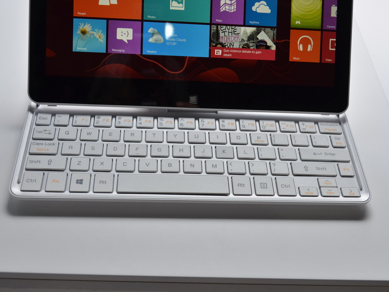 키보드는 아이솔레이션 타입.  키보드 부분에 포인팅 장치가없는