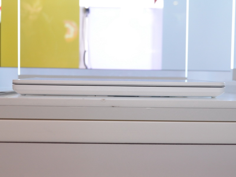 본체 정면.  높이 Tab-Book H160보다 약간 두꺼운