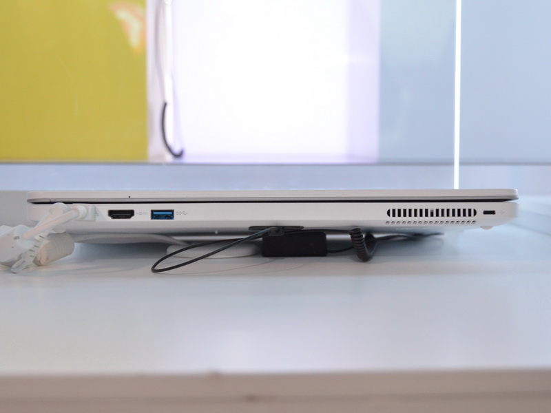 후부 측면.  HDMI 출력과 USB 3.0 포트가 보인다.  또한 냉각 팬의 배기구도