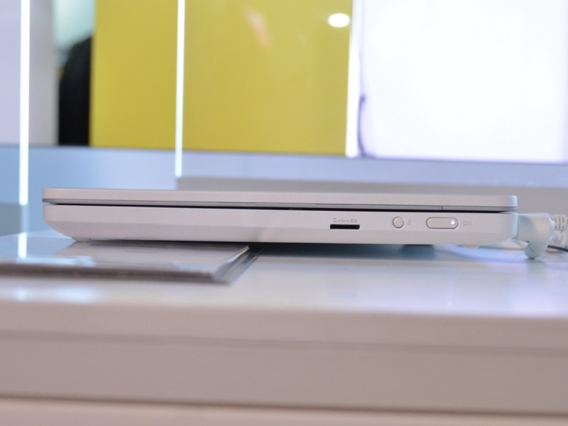 우측면.  전원 버튼과 microSD 카드 슬롯이있다