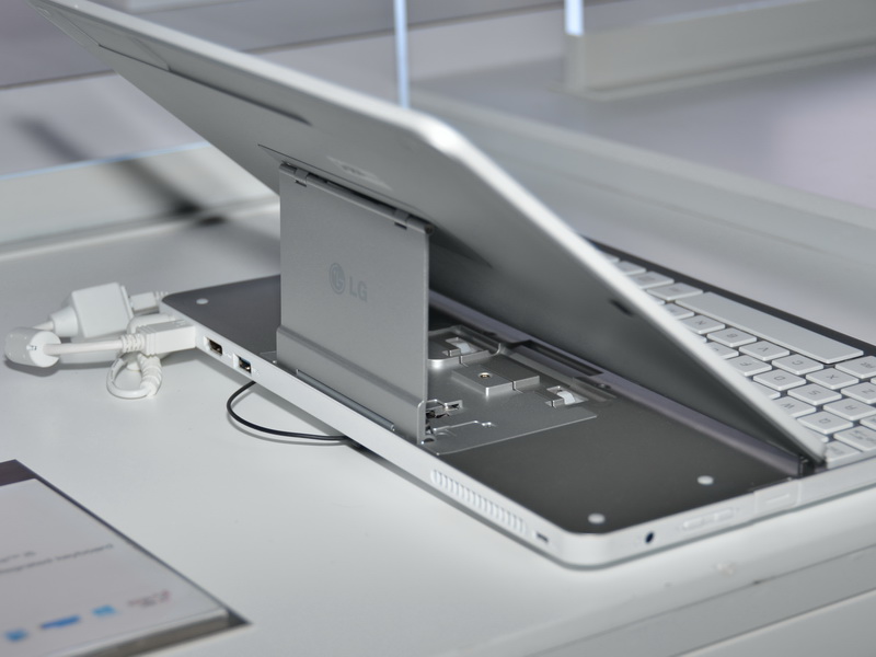 액정 뒷면의 구조는 다음과 같이되어있다.  이것은 Tab-Book H160도 마찬가지다