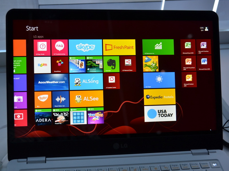 1,920 × 1,080 해상도를 지원하는 13.3 인치 IPS 액정을 탑재.  터치 패널은 비 탑재