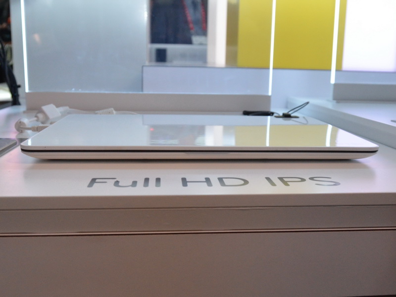 본체 정면.  높이 13.6mm 좀처럼 두께이다