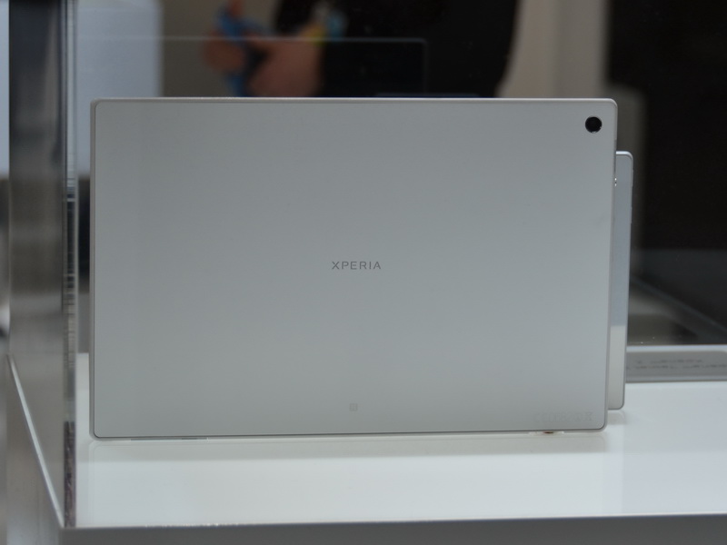 본체 색상은 블랙과 화이트의 2 색.  본체 크기와 무게는 NTT 도코모 판과 같다