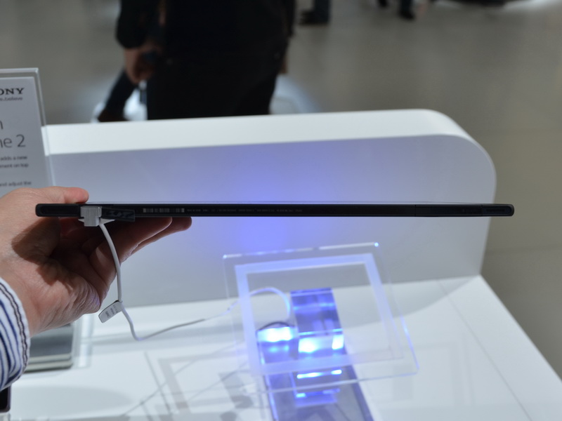 하단 측면.  높이 6.9 ~ 7.2mm로 매우 얇은 10.1 형 액정 탑재 태블릿으로 세계에서 가장 얇은된다