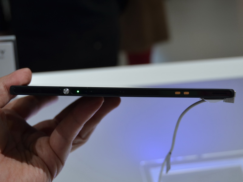 좌측면.  둥근 전원 버튼 등 디자인은 NTT 도코모 판과 같다