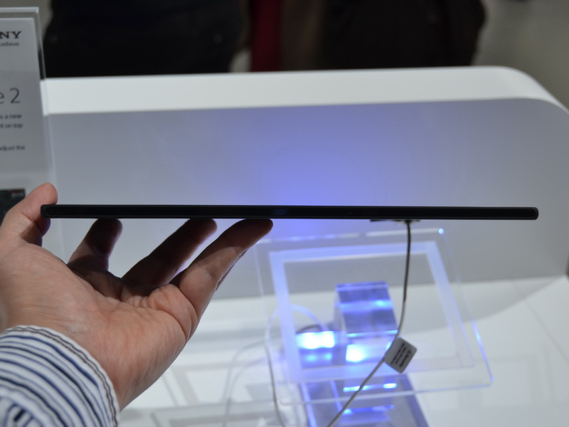 위 측.  디자인 컨셉은 스마트 폰 Xperia Z와 동등하다