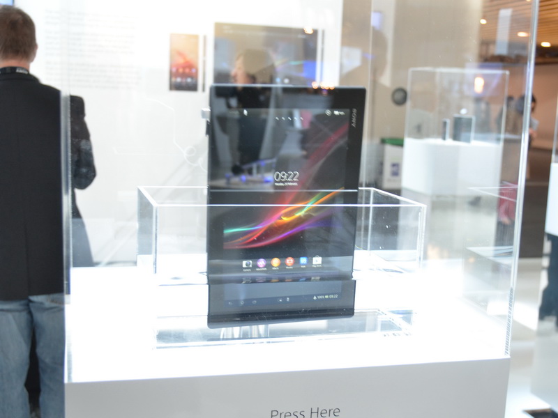 IP55/IP57 준수 방수 / 방진 기능을 지원.  부스에서는 실제로 물에 수몰시키는 데모도 행해지고 있었다