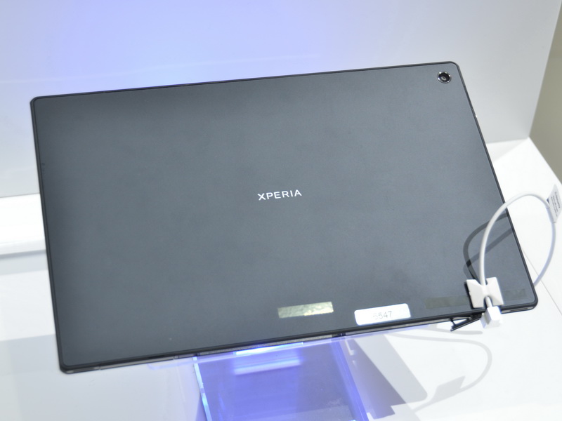 뒷면.  Xperia Z 같은 평면 형상으로되어있다