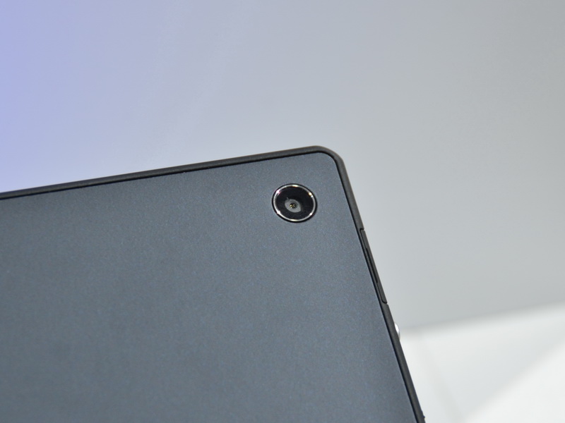 뒷면에는 810 만 화소 외부 카메라, 액정면은 220 만 화소의 내부 카메라를 탑재.  양쪽 모두 Exmor R for mobile을 채용하고있다