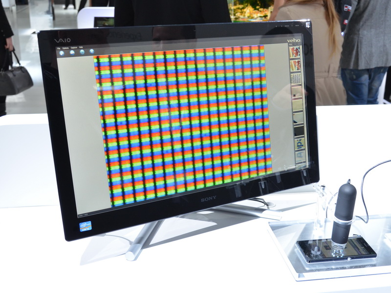 Xperia Z의 액정을 확대하고 화소의 입도와 발색의 아름다움을 어필