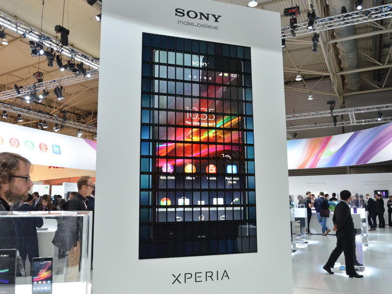 부스 입구에 설치되어 있던 대형 스크린.  이것은 196 개의 Xperia Z 나란히 만들어진 스크린이다